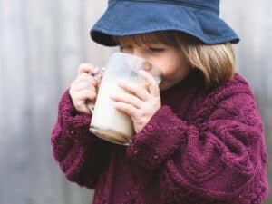 Mädchen trinkt Kaffee im Freien