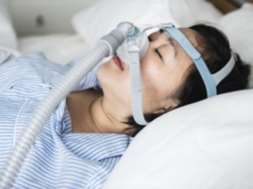 Frau mit CPAP Gerät