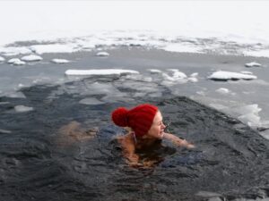 Frau-beim-Eisbaden