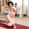 Frau-macht-Selfie-beim-Yoga