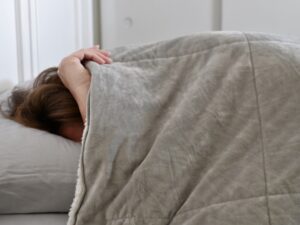 Frau-mit-Gewichtsdecke-im-Bett