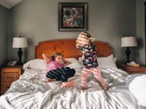 Kinder spielen im Bett