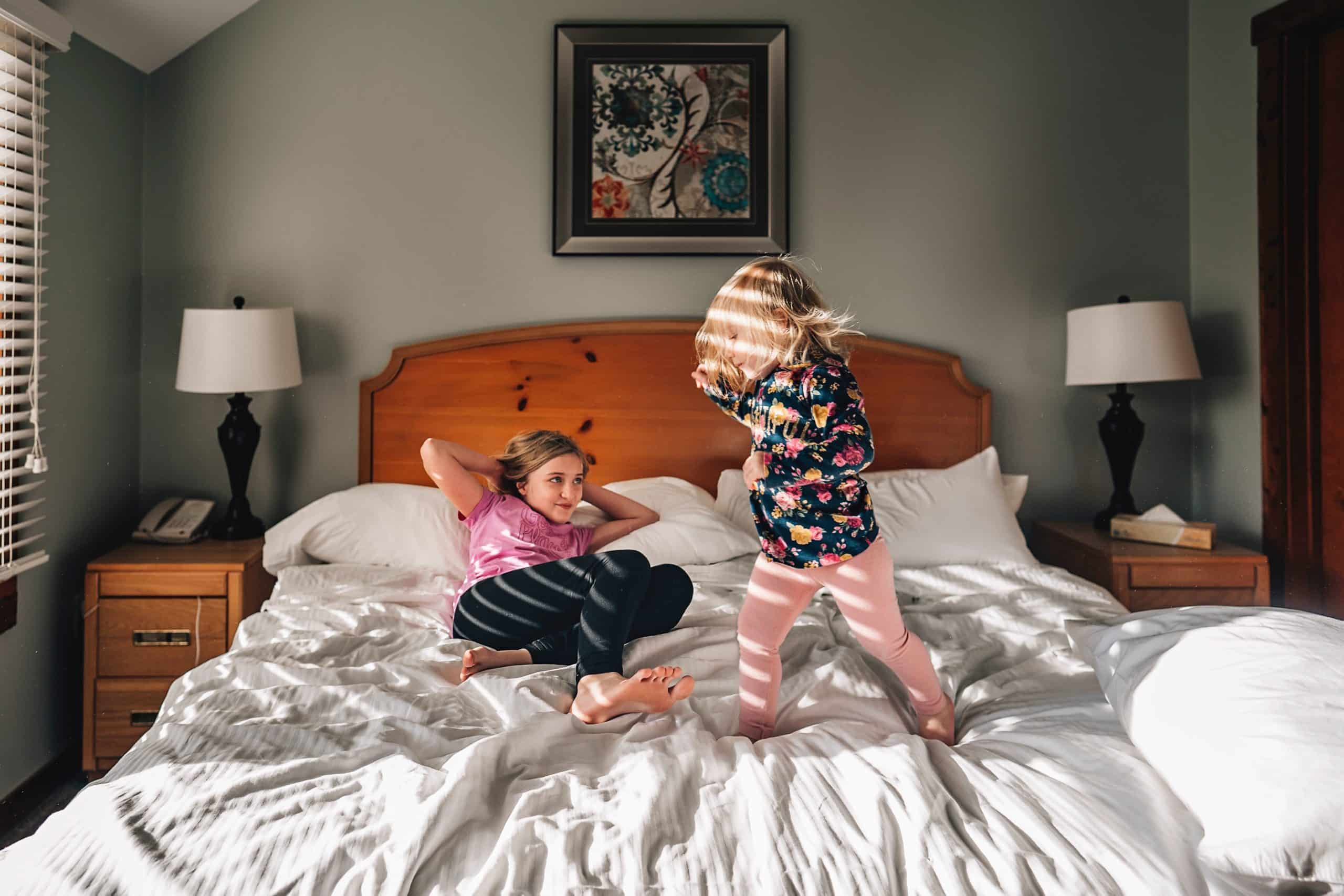 Kinder spielen im Bett