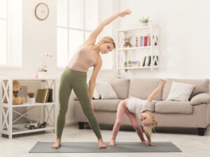 Mutter und Kind machen Yoga