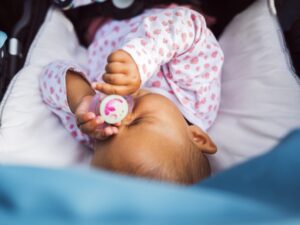 Baby Mädchen (6-11 Monate) in Kinderwagen