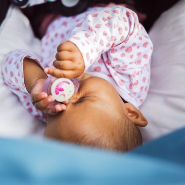 Baby Mädchen (6-11 Monate) in Kinderwagen