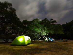 Campingplatz mit beleuchtetem Zelt